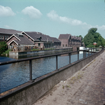 849316 Gezicht op de Kruisvaart te Utrecht, vanaf de Mineurslaan, met de achterzijdes van de Knoopkazerne (links) en de ...